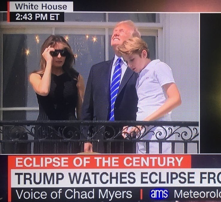 Trump ser rett på solformørkelsen!