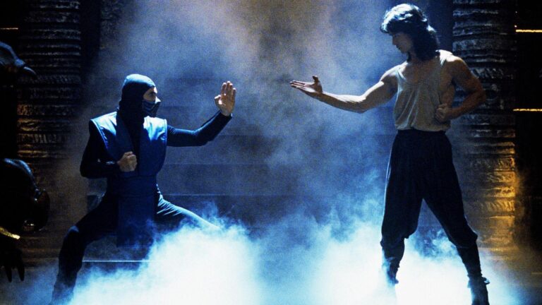 Sub-Zero som står ansikt til ansikt med Liu Kang. Begge er i kampstilling.