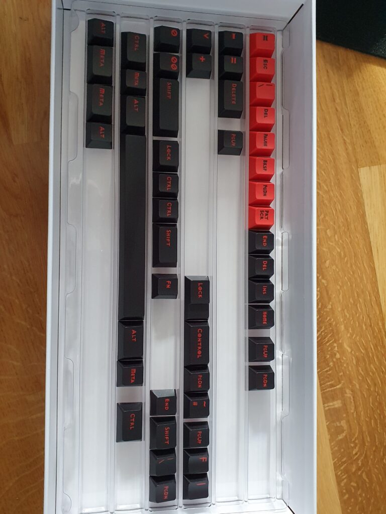 Mellomromstaster og funksjonstaster i en separat eske (grunnet plassbehov).