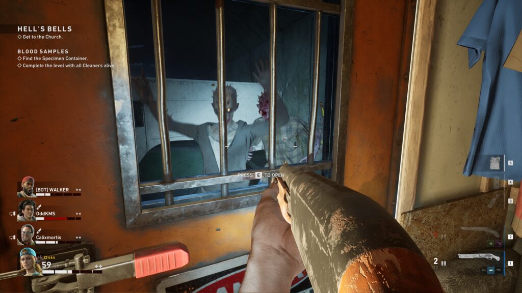 Skjermbilde fra Back 4 Blood. Spilleren sikter mot døren ut til zombiene. Gjennom et gitter kan man se flere vandøde som prøver forgjeves å trenge gjennom.