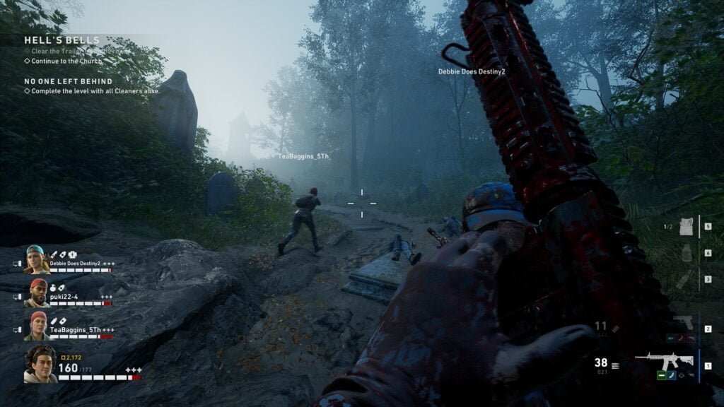 Skjermbilde fra Back 4 Blood. Fra spillerens perspektiv er armene og våpenet dynket helt i blod. En annen spiller står foran og er like gjennombløt.