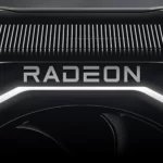 Et stilistisk utsnitt av Radeon RX 7900 XTX mot sort bakgrunn.